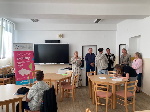 Předávání certifikátů ze zkoušek Cambridge english